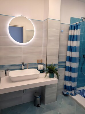 Suihku, hiustenkuivaaja, pyyhkeet