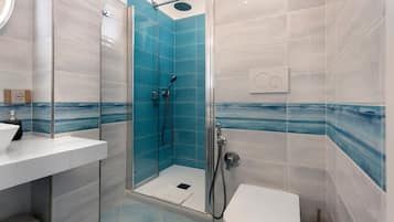 Douche, sèche-cheveux, serviettes fournies