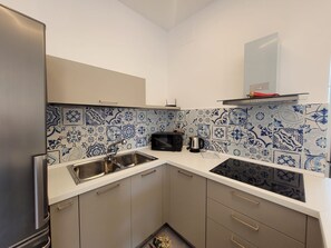 Jääkaappi, mikroaaltouuni, liesi, astianpesukone