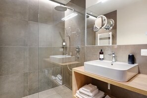 Shower, hair dryer, towels - Hotel Murrer Double Room 206 with Mountain View, Spa and Wellness Area (Sarntal)