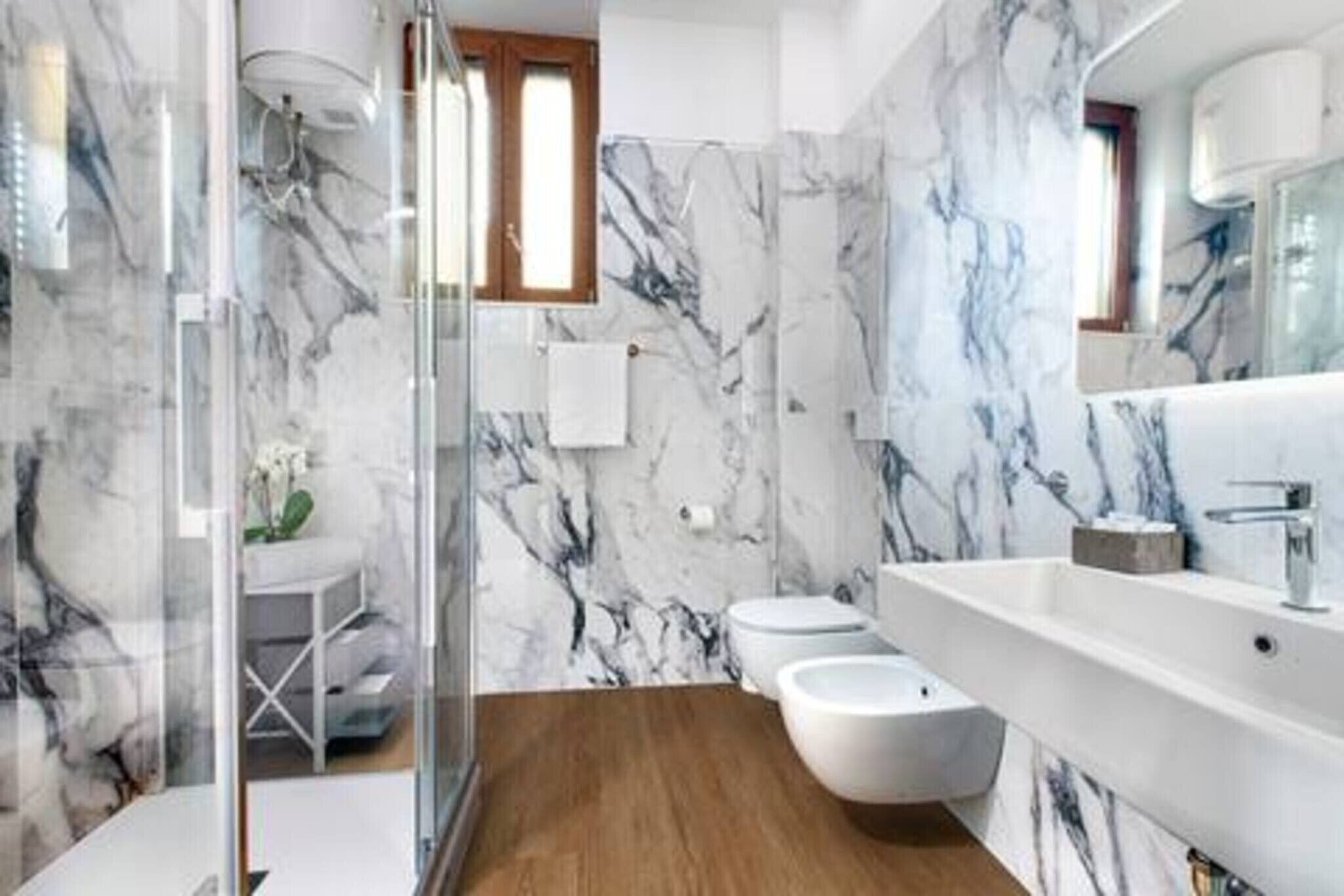 Ducha, artículos de tocador gratuitos, secador de pelo, toallas