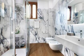 Ducha, artículos de tocador gratuitos, secador de pelo, toallas