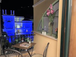 Outdoor dining - Apartment 'Sorrento Luxury  1' with Balcony, Wi-Fi and Air Conditioning (Sorrento)