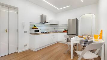 Refrigerador, microondas, placa de cocina, cafetera/tetera