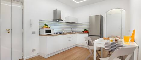 Réfrigérateur, micro-ondes, plaque de cuisson, cafetière/bouilloire