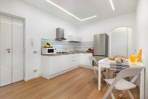 Refrigerador, microondas, placa de cocina, cafetera/tetera