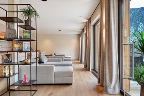 Interior - Room 'Murrer Double Room 203' with Mountain View, Shared Garden and Wi-Fi (Sarntal)