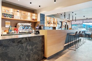 Bar (on property) - Room 'Murrer Doppelzimmer 202' with Mountain View, Shared Garden and Wi-Fi (Sarntal)