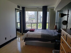 1 bedroom, iron/ironing board, Internet, bed sheets - Large Spacious 1 Bed/2 Bath Right on Waterfront! (Toronto)