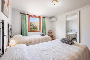 4 bedrooms, WiFi, bed sheets - Can Tres Cames - Four Bedroom Villa, Sleeps 8 (Pollença)