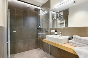 Shower, hair dryer, towels - Hotel Murrer Family Room 108 with Mountain View, Spa and Wellness Area (Sarntal)