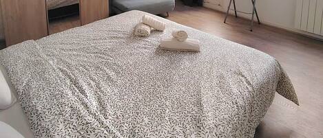 1 chambre, fer et planche Ă repasser, Wi-Fi, draps fournis