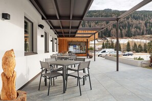 Outdoor dining - Murrer Double Room 105 with Mountain View, Spa and Wellness Area (Sarntal)
