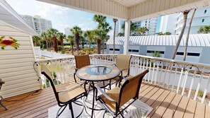 Outdoor dining - Pet Friendly, Remodeled Sandpiper Cove 9222 (Destin)