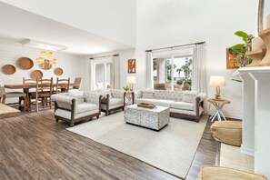 Smart TV, fireplace - Shoreline Garden 16 Stunning 3 bedroom (Destin)