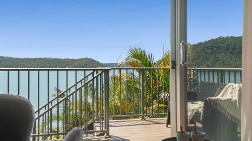 Joey's Cottage – set on the Hawkesbury River, water front property