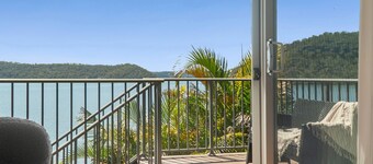 Joey's Cottage – set on the Hawkesbury River, water front property