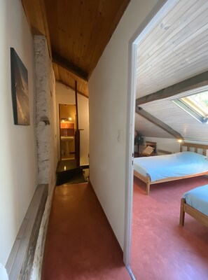 2 bedrooms, iron/ironing board, WiFi