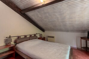 2 bedrooms, iron/ironing board, WiFi, bed sheets - Le Bousquet: Charming Basque Country Farmhouse with Garden and Pool (Sames)