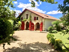 Exterior - Le Bousquet: Charming Basque Country Farmhouse with Garden and Pool (Sames)