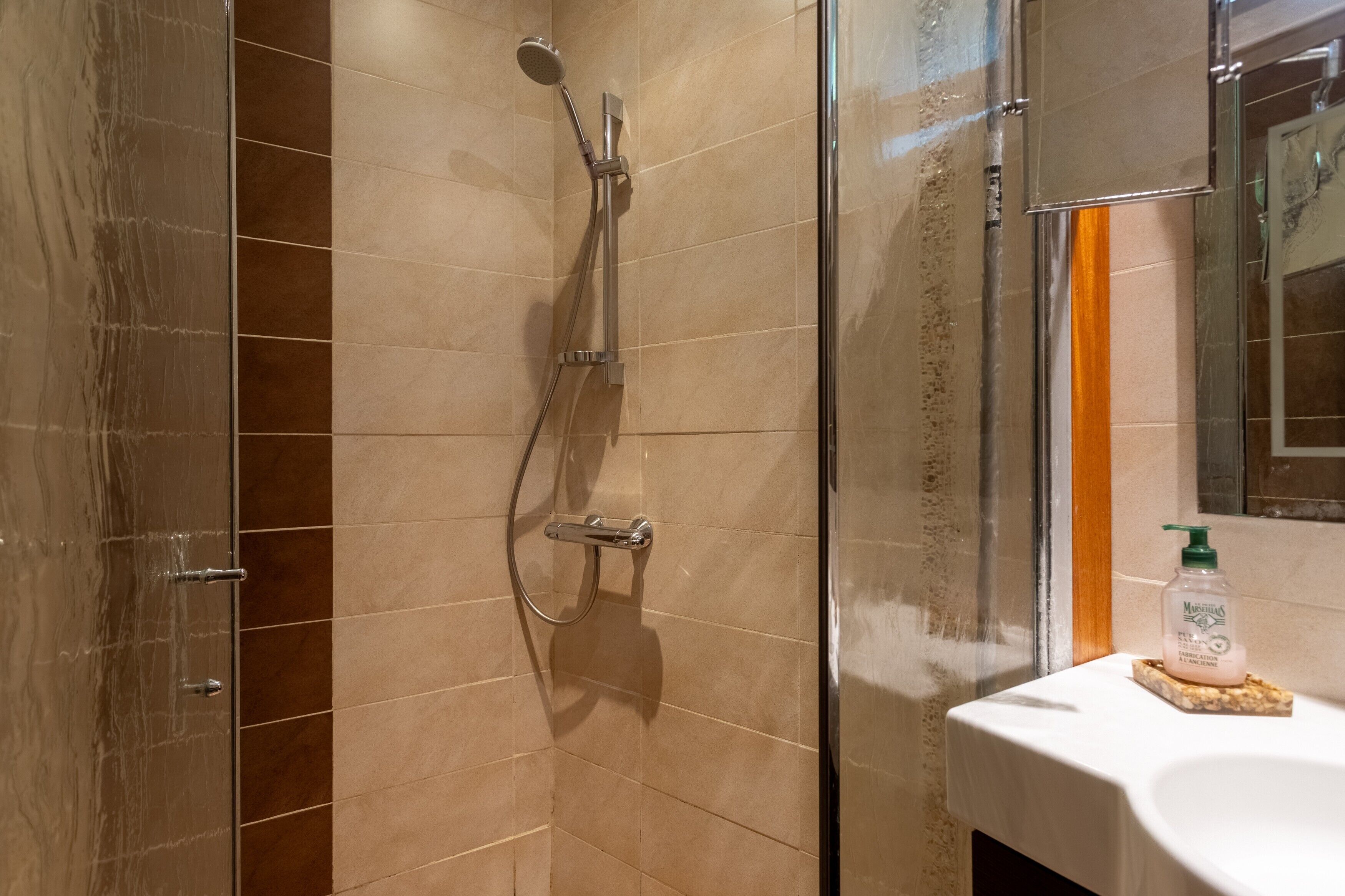 Dusche, Haartrockner, Handtücher