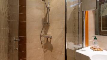 Dusche, Haartrockner, Handtücher
