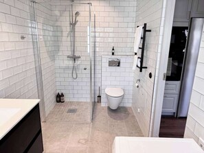 Douche, sèche-cheveux, serviettes fournies, papier toilette