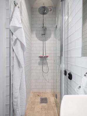 Shower, hair dryer, towels, shampoo - Newly renovated studio in central Visby (Visby)