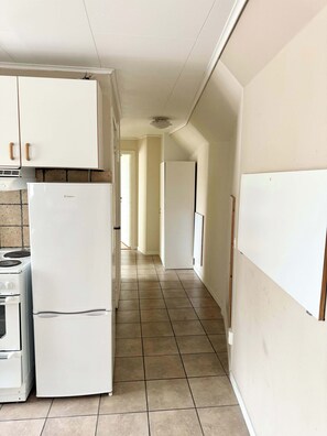 Fridge, microwave, oven, stovetop - Spacious and central apartment (Visby)