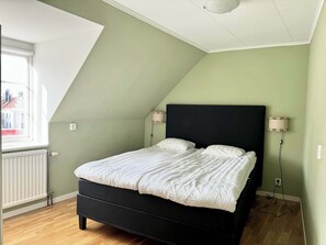 2 bedrooms, desk, iron/ironing board, WiFi - Spacious and central apartment (Visby)