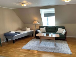 2 bedrooms, desk, iron/ironing board, WiFi - Spacious and central apartment (Visby)