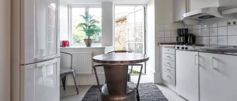 Kjøleskap, mikrobølgeovn, ovn og kokeplater