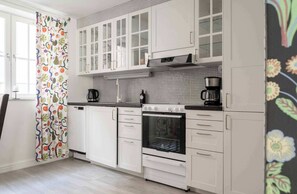 Fridge, oven, stovetop, dishwasher - Beautiful 2 bedroom apartment in heart of Visby (Visby)