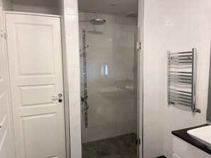 Shower, free toiletries, hair dryer, towels - Top-Floor Apt with Balcony & Sea View in Visby (Visby)