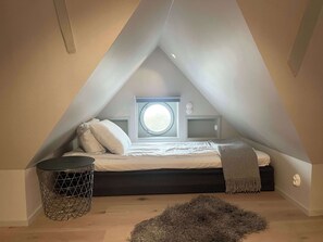 2 bedrooms, iron/ironing board, WiFi, bed sheets - Top-Floor Apt with Balcony & Sea View in Visby (Visby)