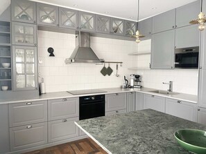 Fridge, microwave, oven, stovetop - Top-Floor Apt with Balcony & Sea View in Visby (Visby)