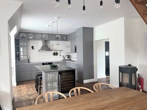 Fridge, microwave, oven, stovetop - Top-Floor Apt with Balcony & Sea View in Visby (Visby)