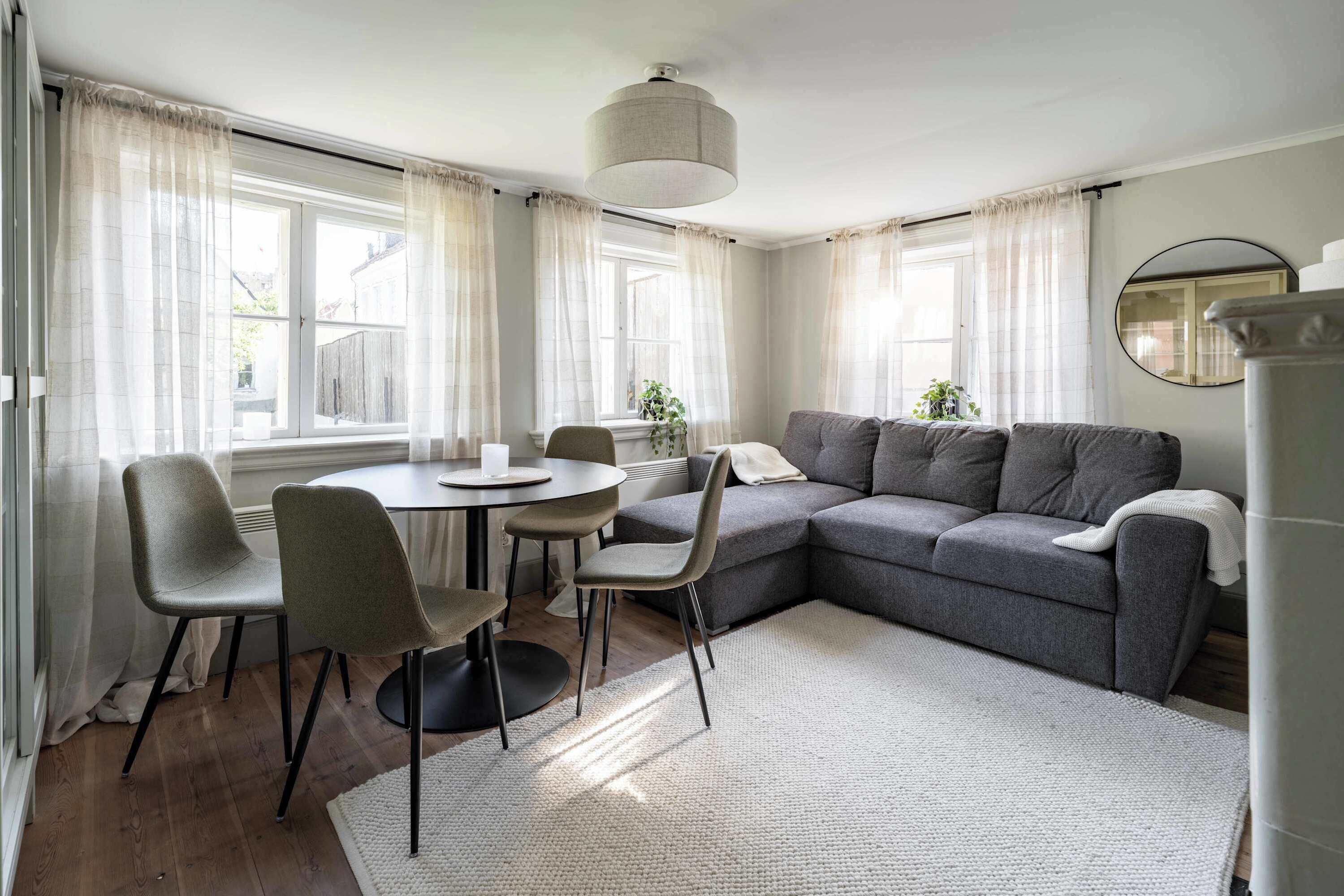 The comfortable livingroom with a sofa bed that fits 2 guests.