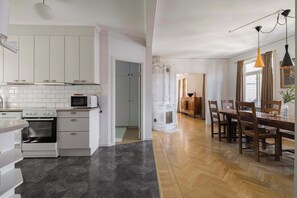Fridge, microwave, oven, stovetop - Lovely apartment in the heart of Visby (Visby)