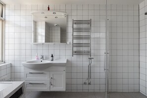 Een douche, een haardroger, handdoeken, shampoo