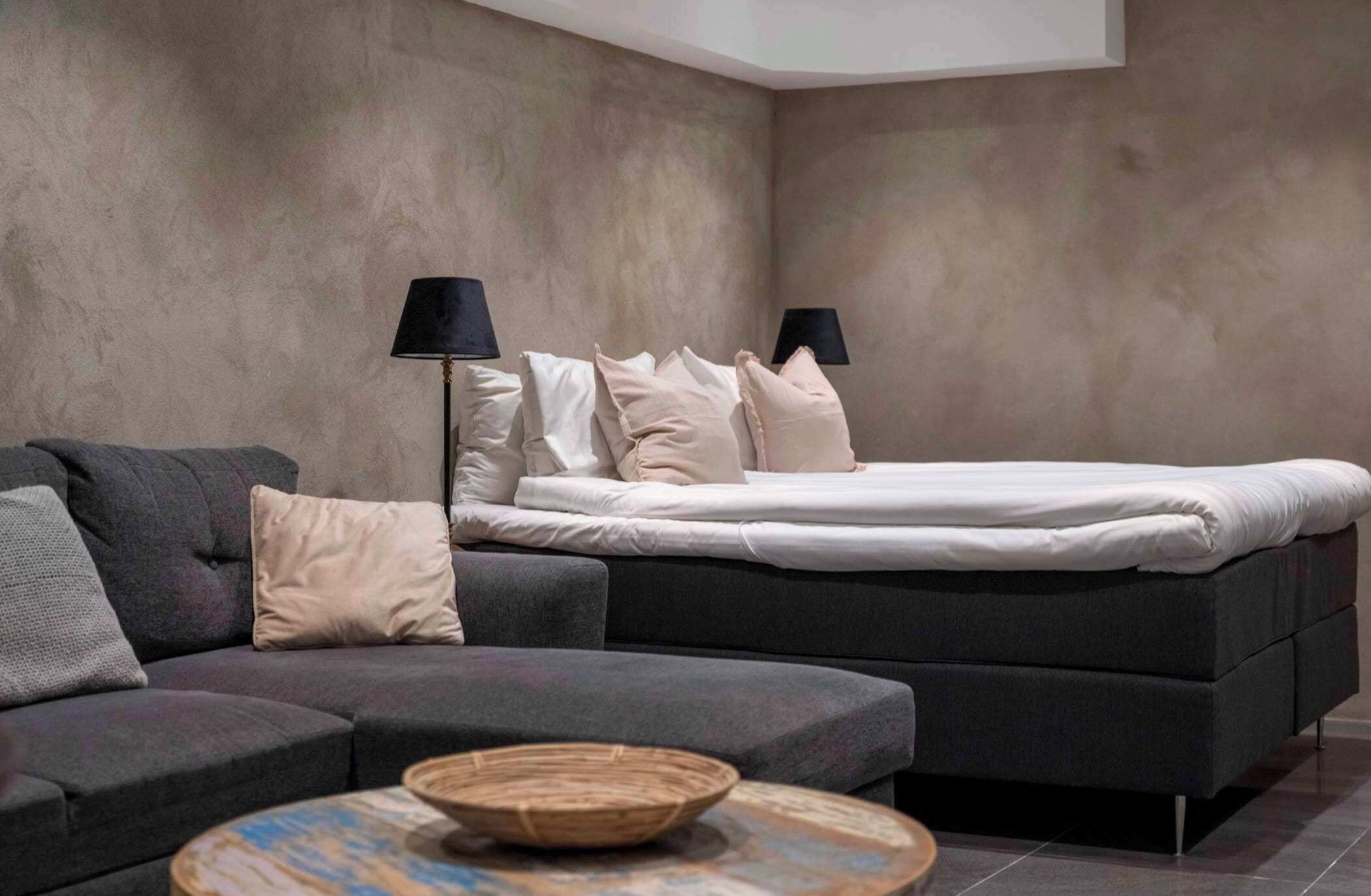 Tabla de planchar con plancha, wifi, ropa de cama