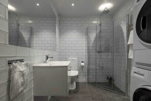 Doccia, asciugacapelli, asciugamani, shampoo