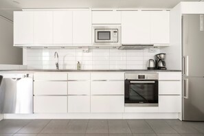Een koelkast, een magnetron, een oven, een kookplaat