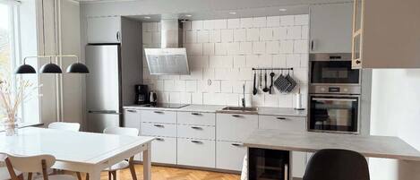 Réfrigérateur, four, plaque de cuisson, lave-vaisselle