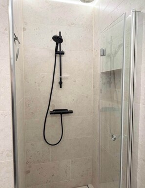 Shower, hair dryer, towels, shampoo - Exclusive renovated apartment in heart of Visby (Visby)
