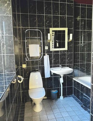 Shower, hair dryer, towels, shampoo - Wonderful 2-bedroom apartment in Visby (Visby)