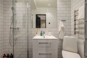 Shower, hair dryer, towels, shampoo - Newly renovated apartment in center of Visby (Visby)
