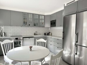 Fridge, microwave, oven, stovetop - Large 4 bedroom Villa with beautiful garden (Visby)