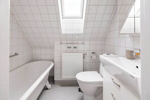 Shower, hair dryer, towels, shampoo - Charming top-floor apartment in middle of Visby (Visby)