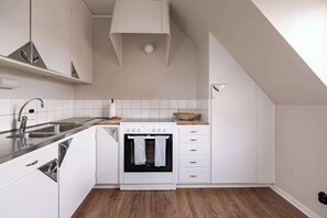 Fridge, oven, stovetop, coffee/tea maker - Charming top-floor apartment in middle of Visby (Visby)